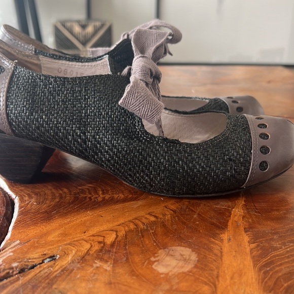 Brand: All Black. Size 40, materials: tilapia fish skin & recycled newspaper. - Picture 4 of 14
